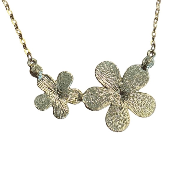 Elegant Gold and Black Floral Gold Tone Pendant Necklace - Picture 3 of 4